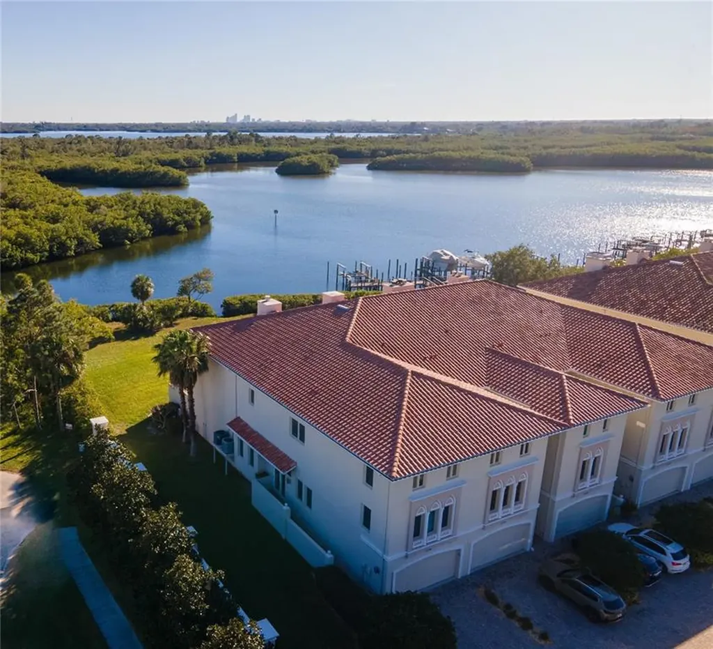1078 Paseo Del Rio NE St Petersburg FL 33702