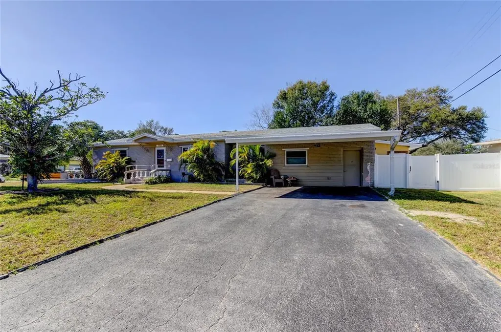 2500 Leslee Lake Drive N St Petersburg FL 33713