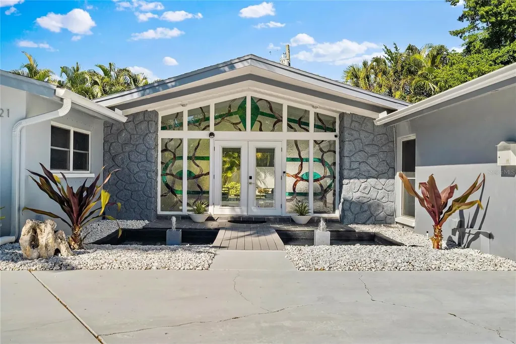 121 58th Avenue S St Petersburg FL 33705