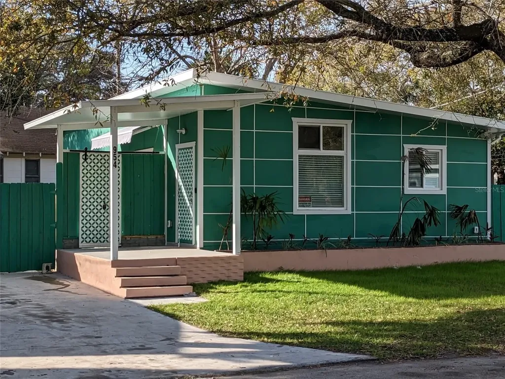 954 12th Avenue S St Petersburg FL 33705