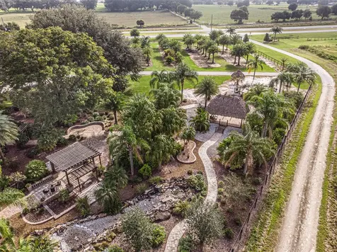 13494 N Us Highway 301 Oxford FL 34484
