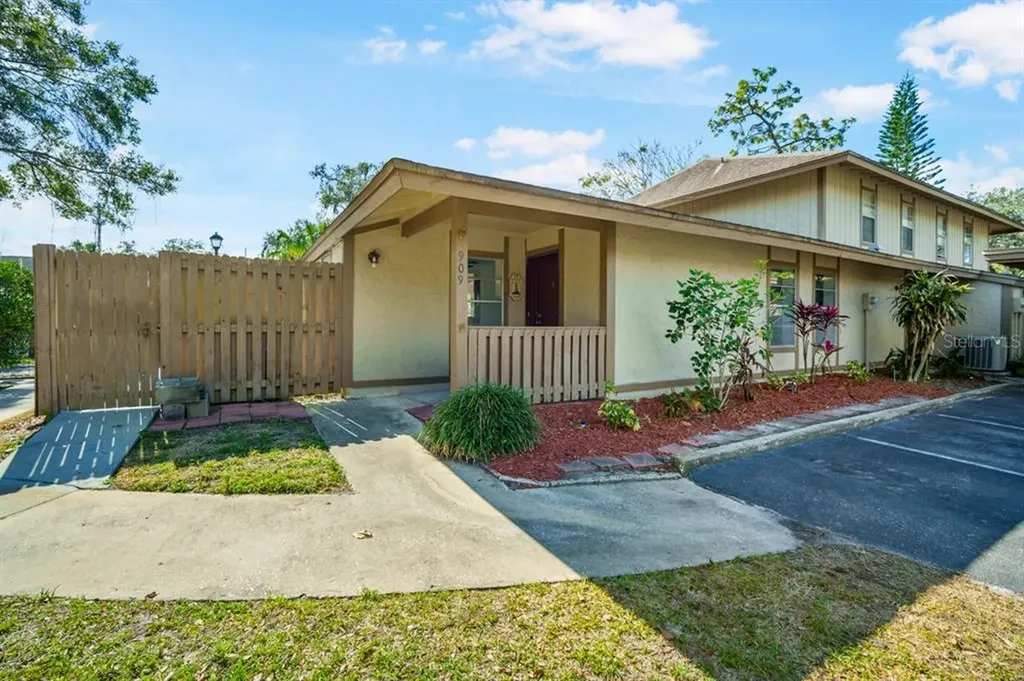 909 Buck Court Brandon FL 33511