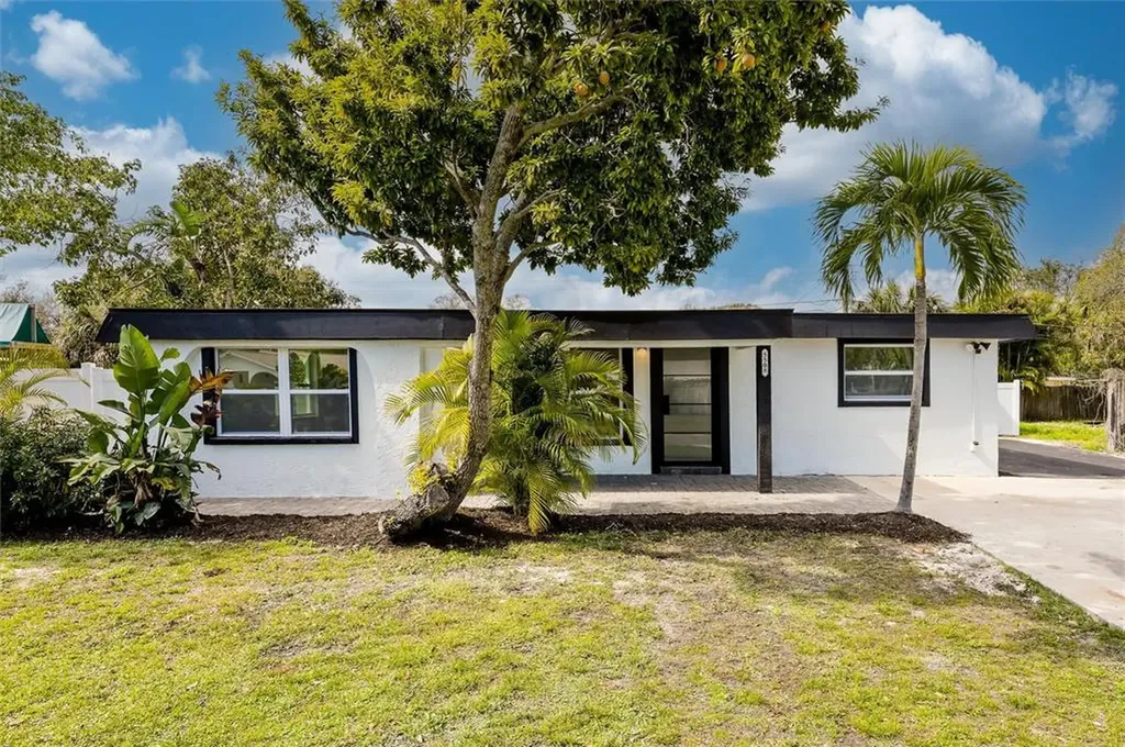 5508 Pine Circle NE St Petersburg FL 33703