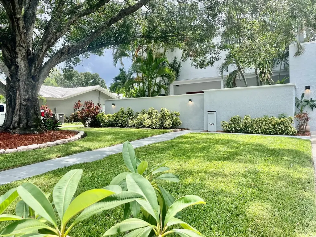 3888 38th Way S St Petersburg FL 33711