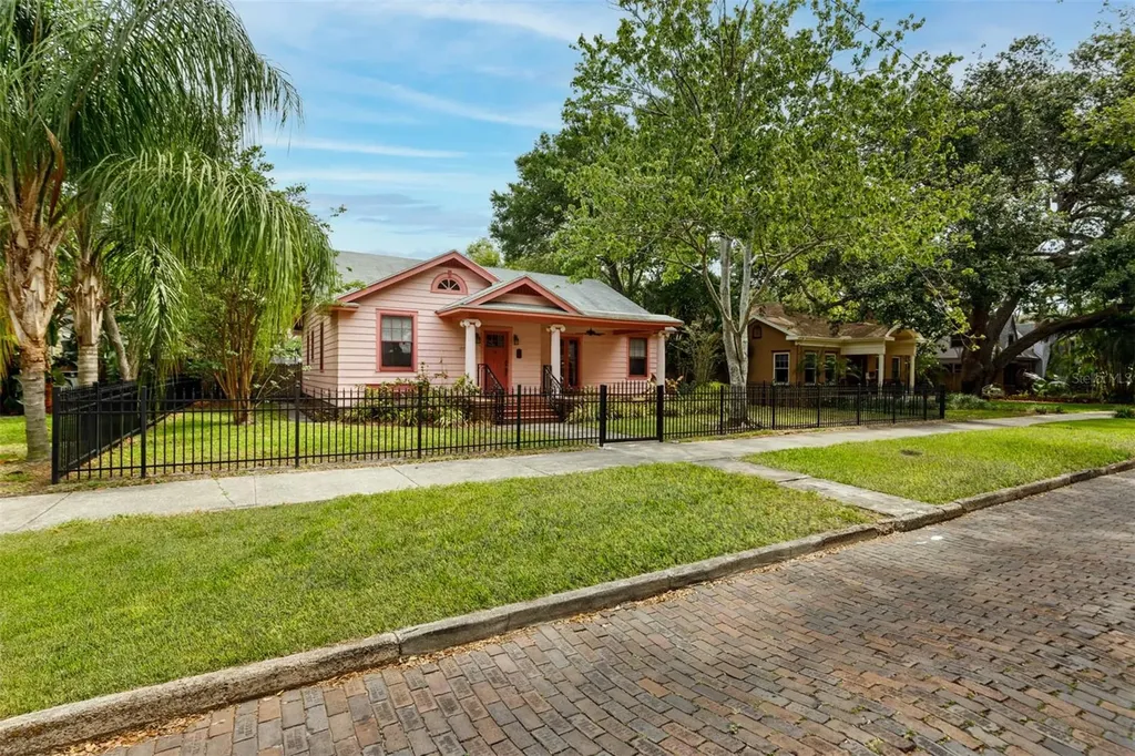 1077 15th Avenue N St Petersburg FL 33704