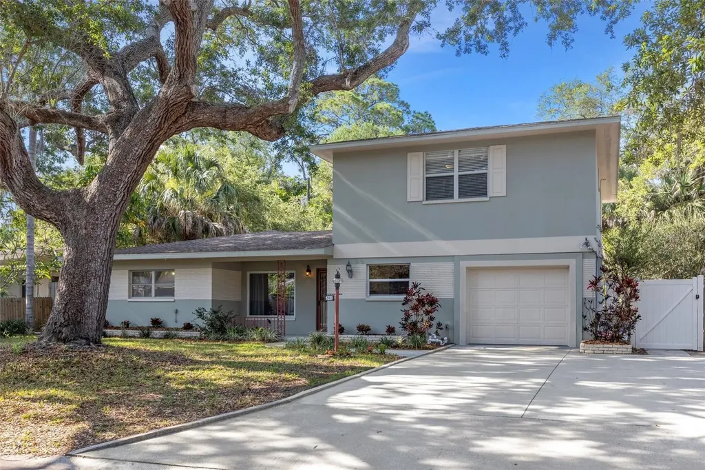 8220 Yardley Avenue N St Petersburg FL 33710