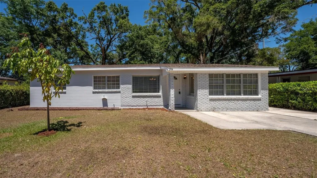 2914 E Howell Street Tampa FL 33610