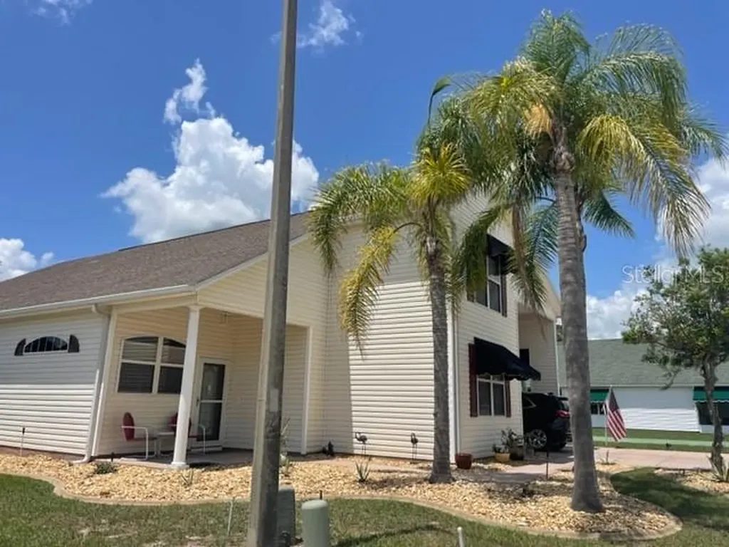 1042 Caravan Loop Polk City FL 33868