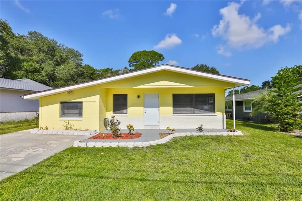 5582 Atlantic Avenue N St Petersburg FL 33703