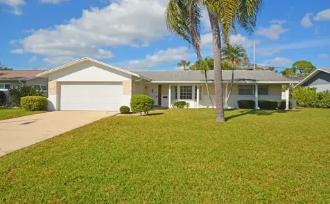 6829 16th Avenue N St Petersburg FL 33710