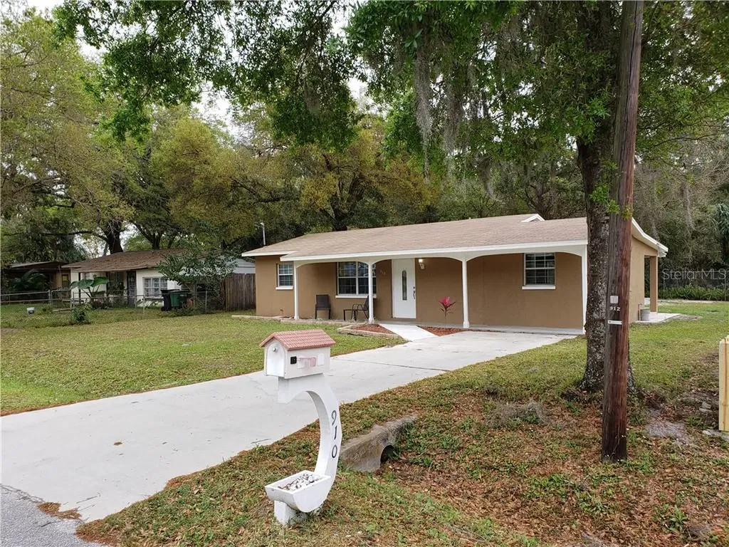 910 W Hiawatha Street Tampa FL 33604