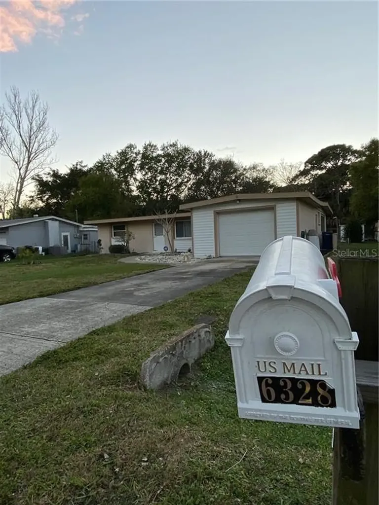 6328 8th Street Court W Bradenton FL 34207