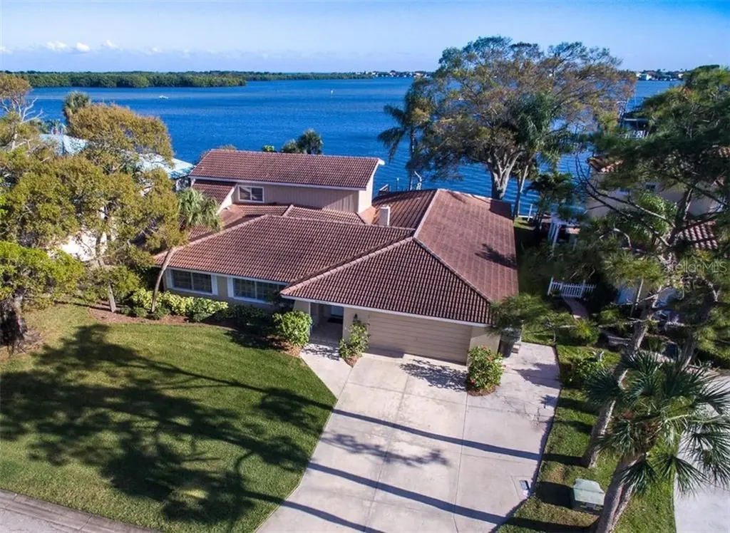 2096 Tanglewood Way NE St Petersburg FL 33702