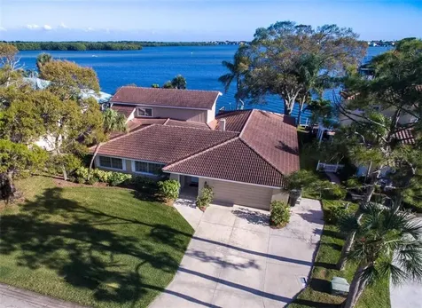 2096 Tanglewood Way NE St Petersburg FL 33702