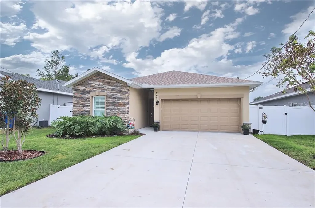 909 9th Avenue NW Largo FL 33770