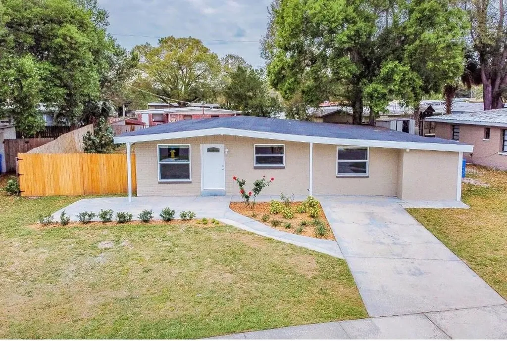 1427 Longwood Loop Tampa FL 33619