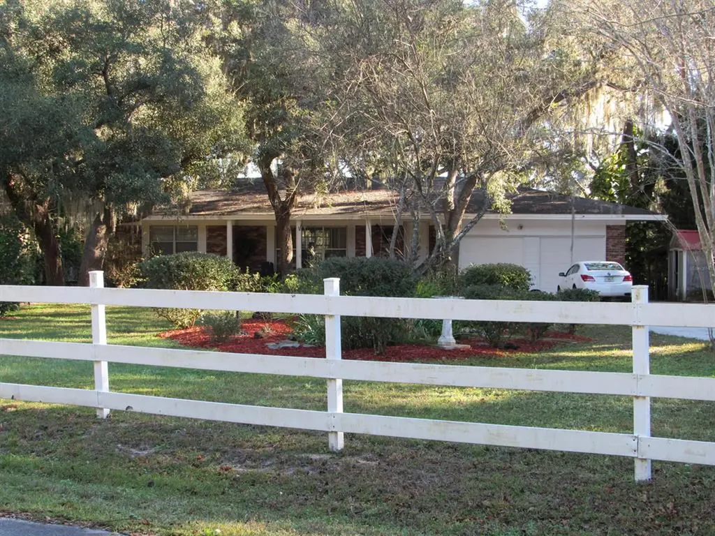 5725 SE 165th Court Ocklawaha FL 32179