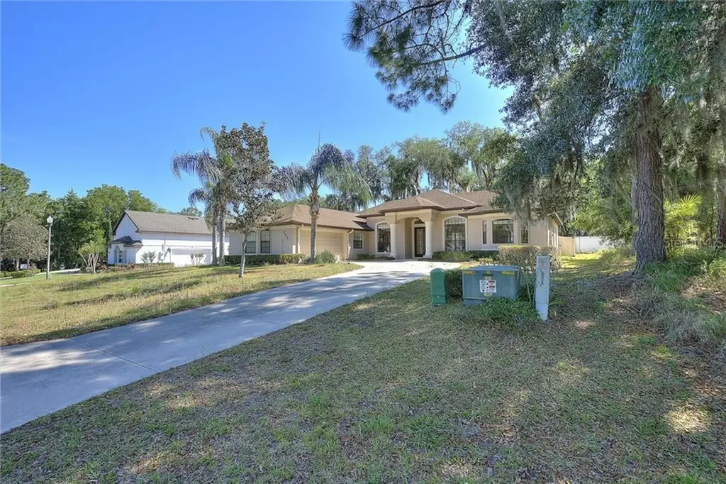 751 Oaks Shores Road Leesburg FL 34748