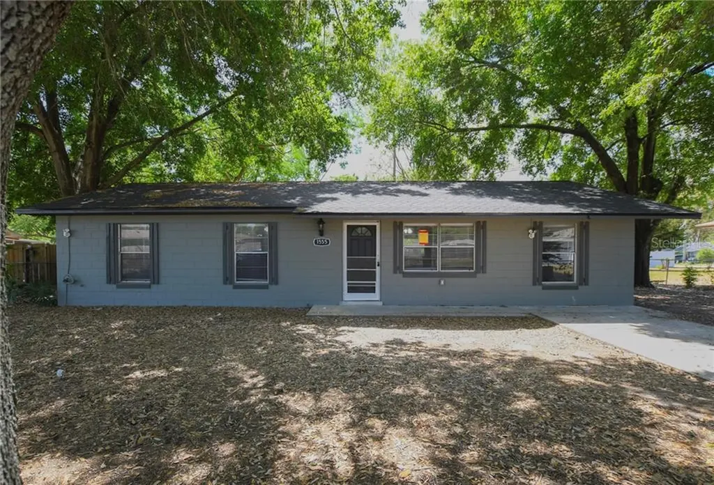 1555 Valencia Avenue Tavares FL 32778