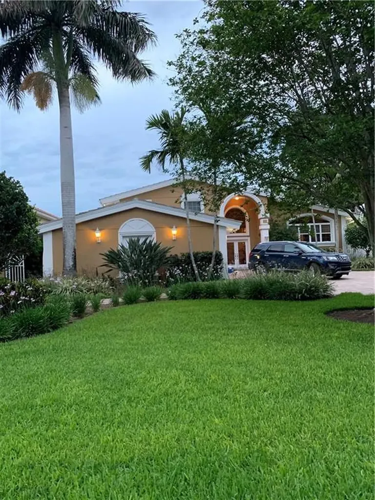 1220 Monterey Boulevard NE St Petersburg FL 33704