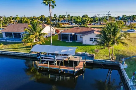 907 Retunda Parkway W Cape Coral FL 33904