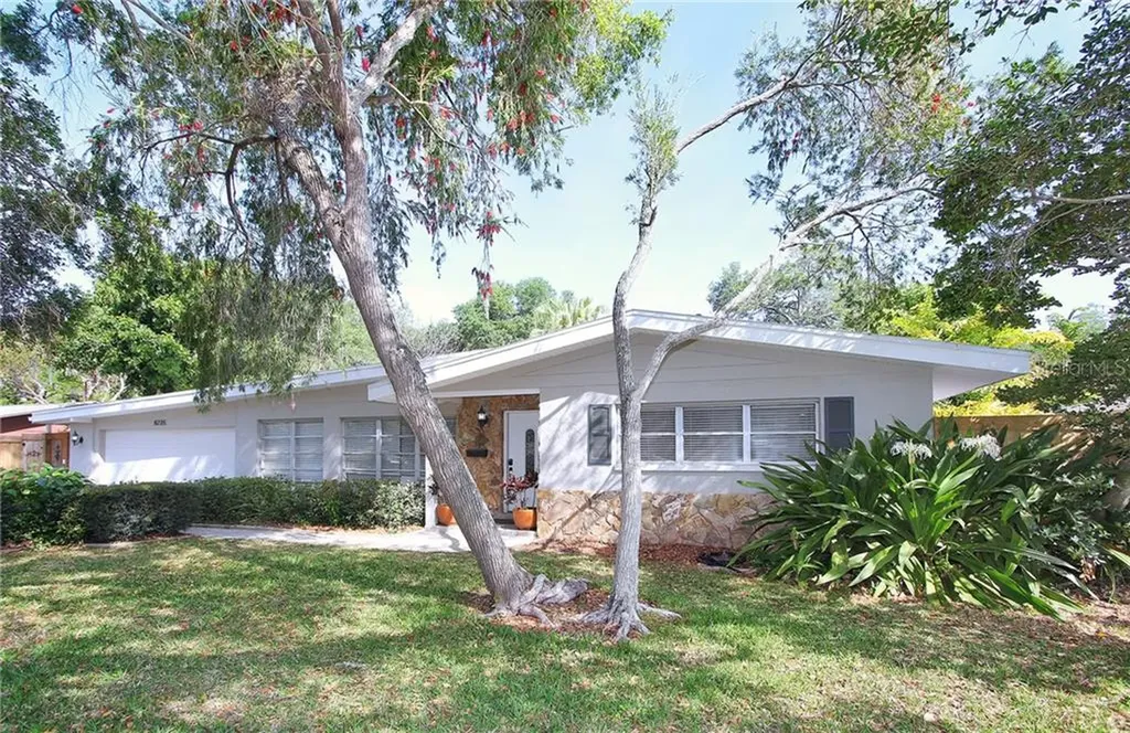 8235 32nd Avenue N St Petersburg FL 33710