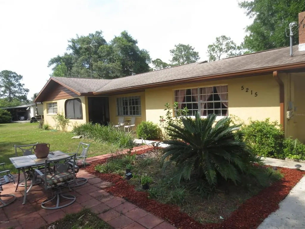 5215 SE 188th Court Ocklawaha FL 32179