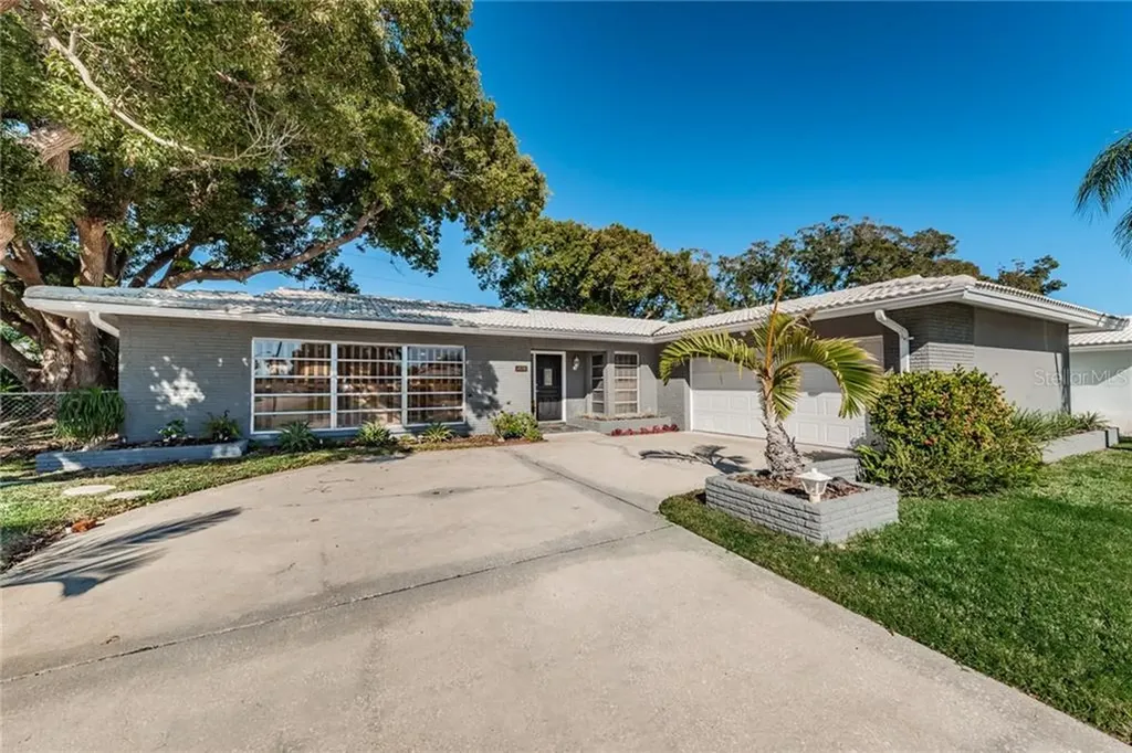 2076 Attache Court Clearwater FL 33764