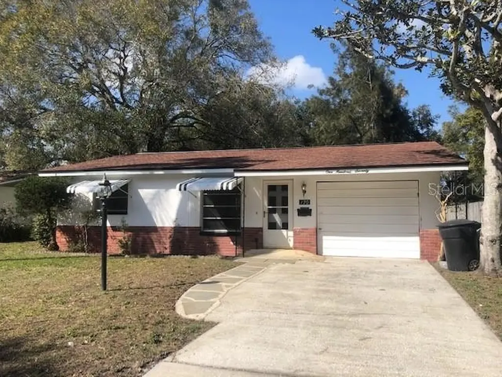 170 SE Lincoln Circle N St Petersburg FL 33703