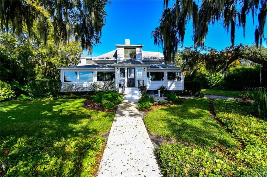 1325 N Lake Howard Drive Winter Haven FL 33881