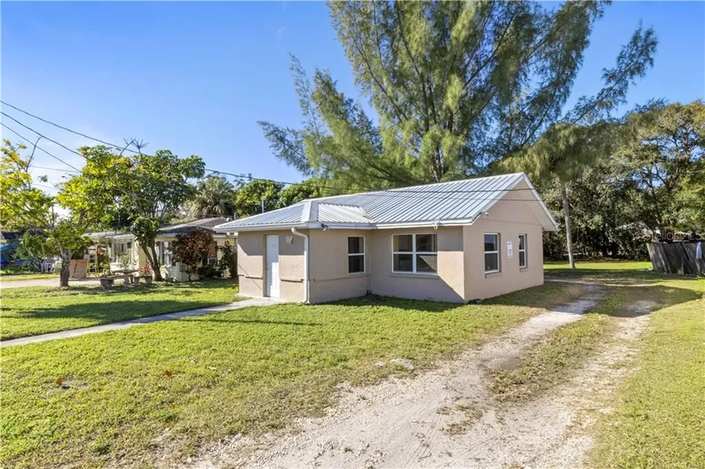 2416 10th Street W Bradenton FL 34205