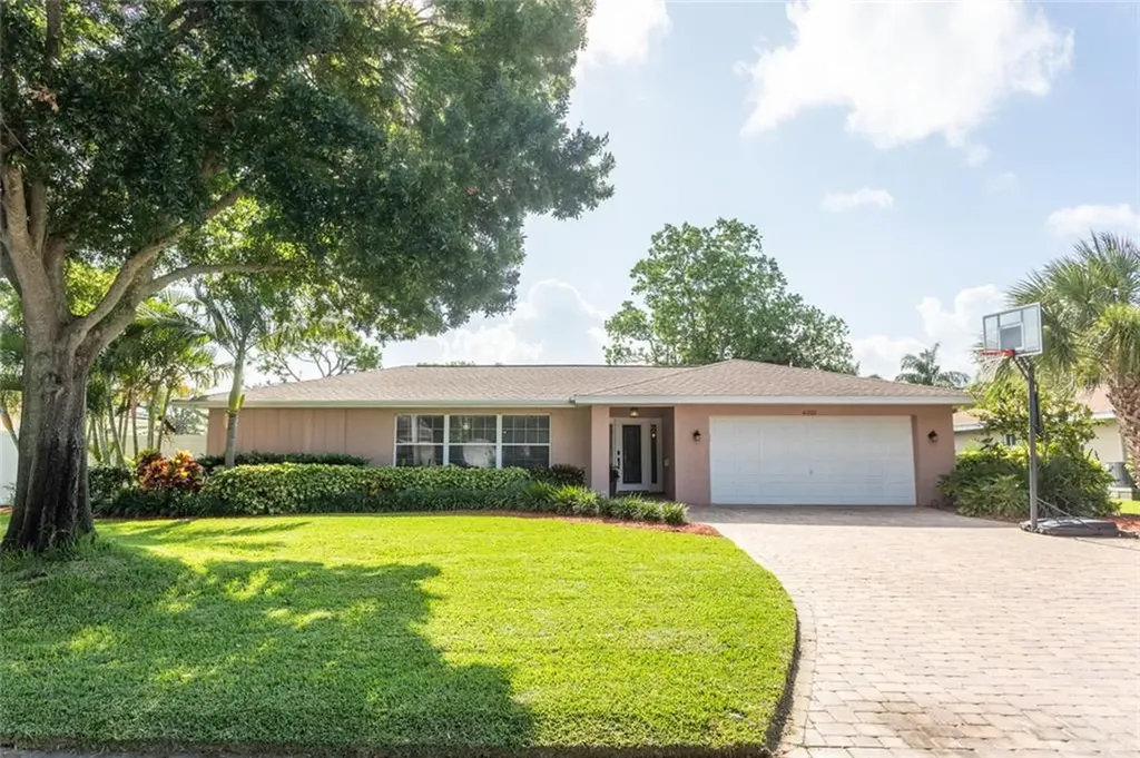 6301 Tanglewood Drive NE St Petersburg FL 33702