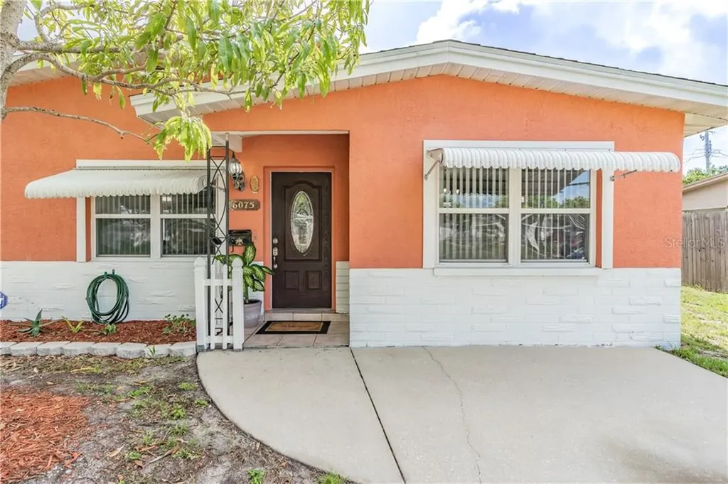 6075 12th Way N St Petersburg FL 33703