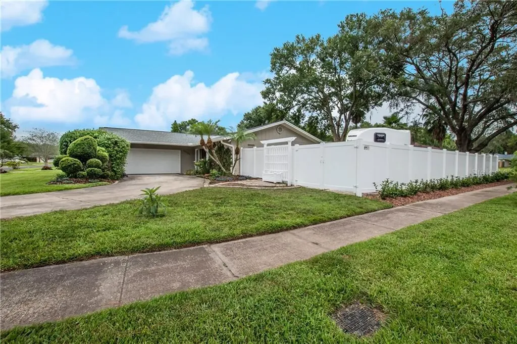 13726 Country Court Drive Tampa FL 33625