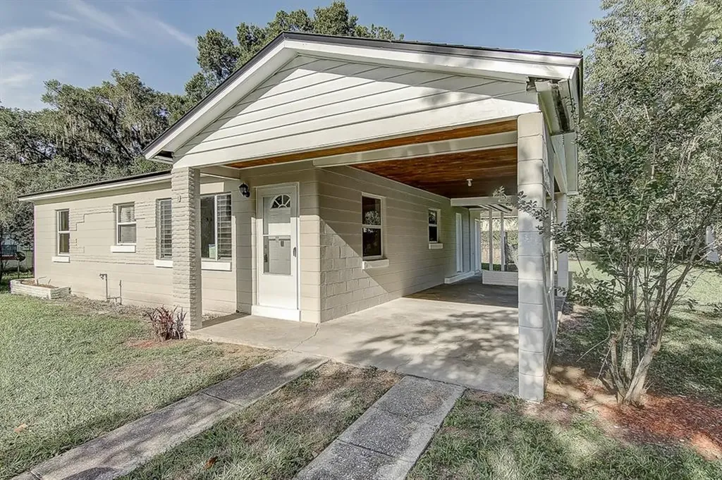13747 2nd Street Dade City FL 33525