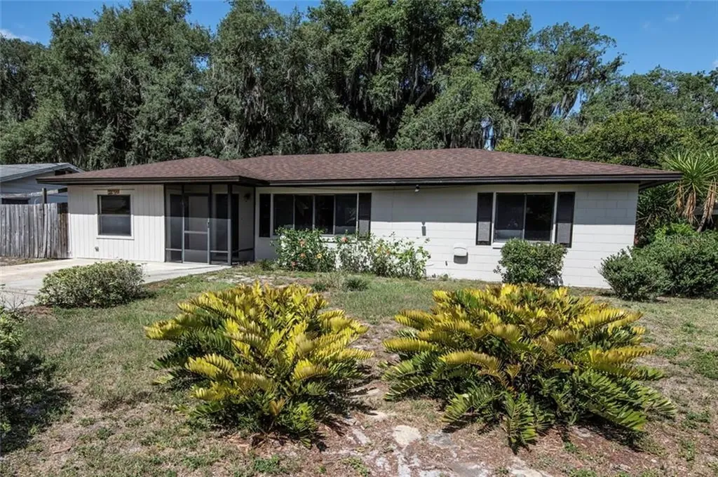 32201 Elizabeth Avenue Tavares FL 32778