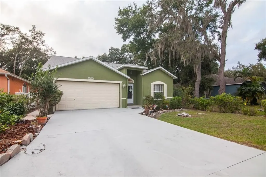 8712 Busch Oaks Street Tampa FL 33617