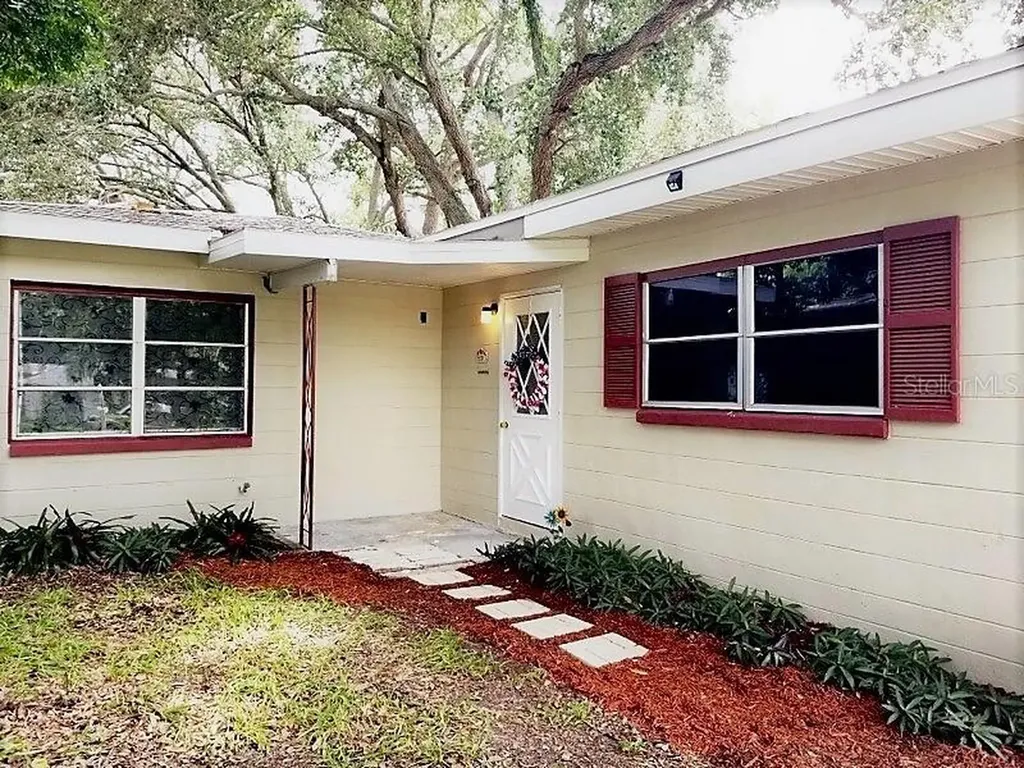 6828 40th Avenue N St Petersburg FL 33709