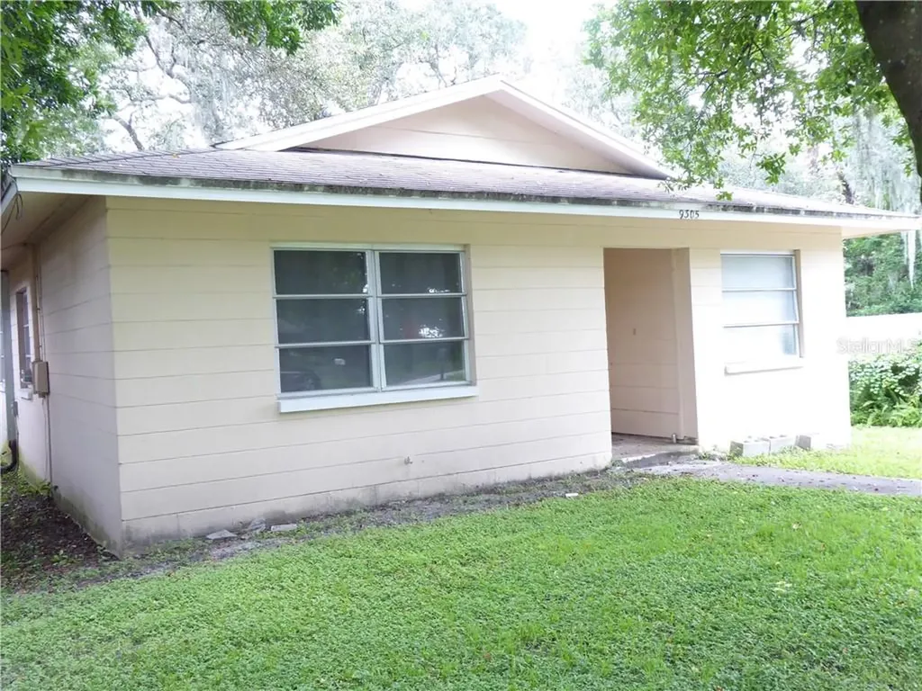 9305 N Oakleaf Avenue Tampa FL 33612