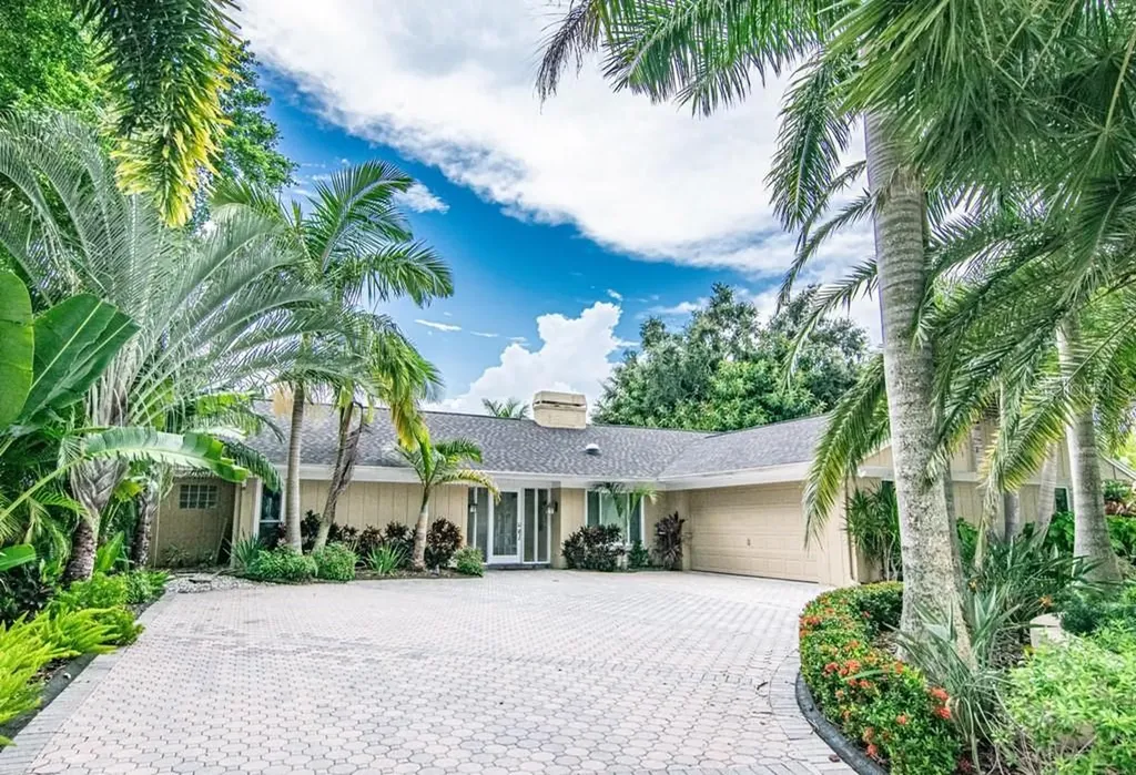 2411 S Dundee Street Tampa FL 33629