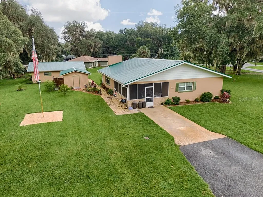 2211 Cr 437b Lake Panasoffkee FL 33538