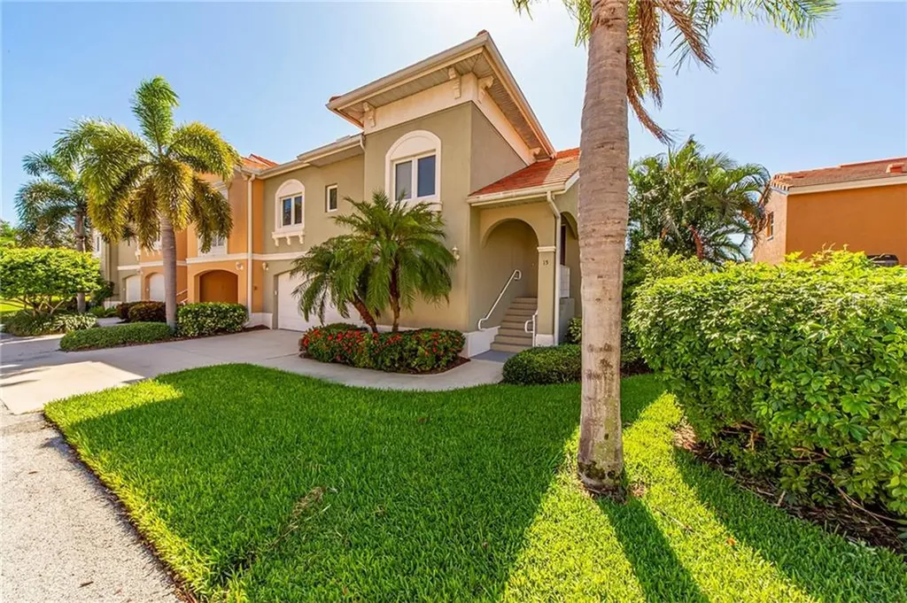 15 Lincoln Avenue S St Petersburg FL 33711