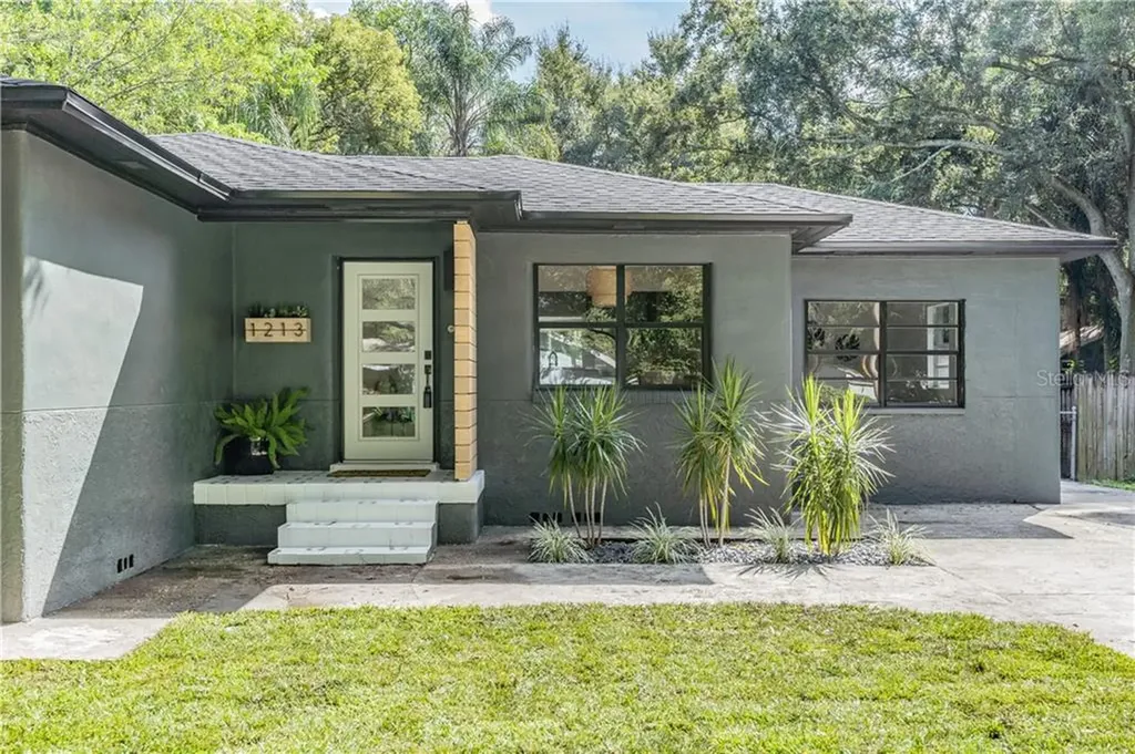 1213 E Knollwood Street Tampa FL 33604