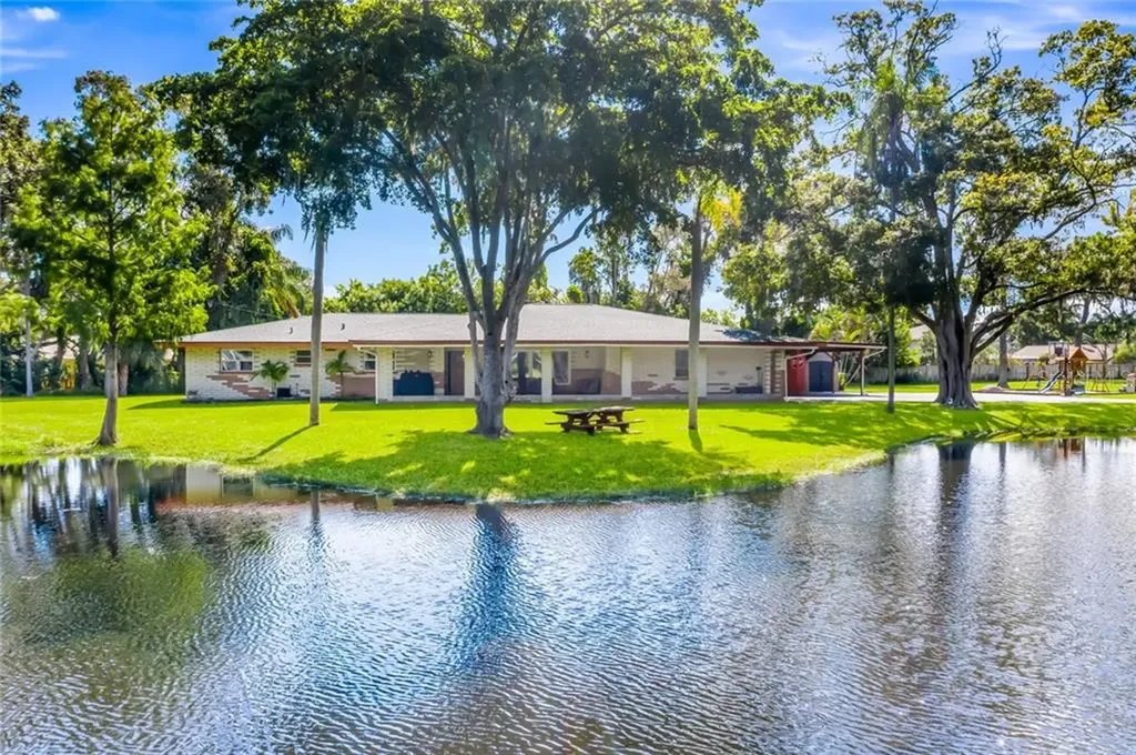 3260 Restful Lane Sarasota FL 34231