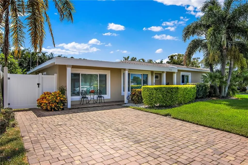 7964 Causeway Boulevard N St Petersburg FL 33707