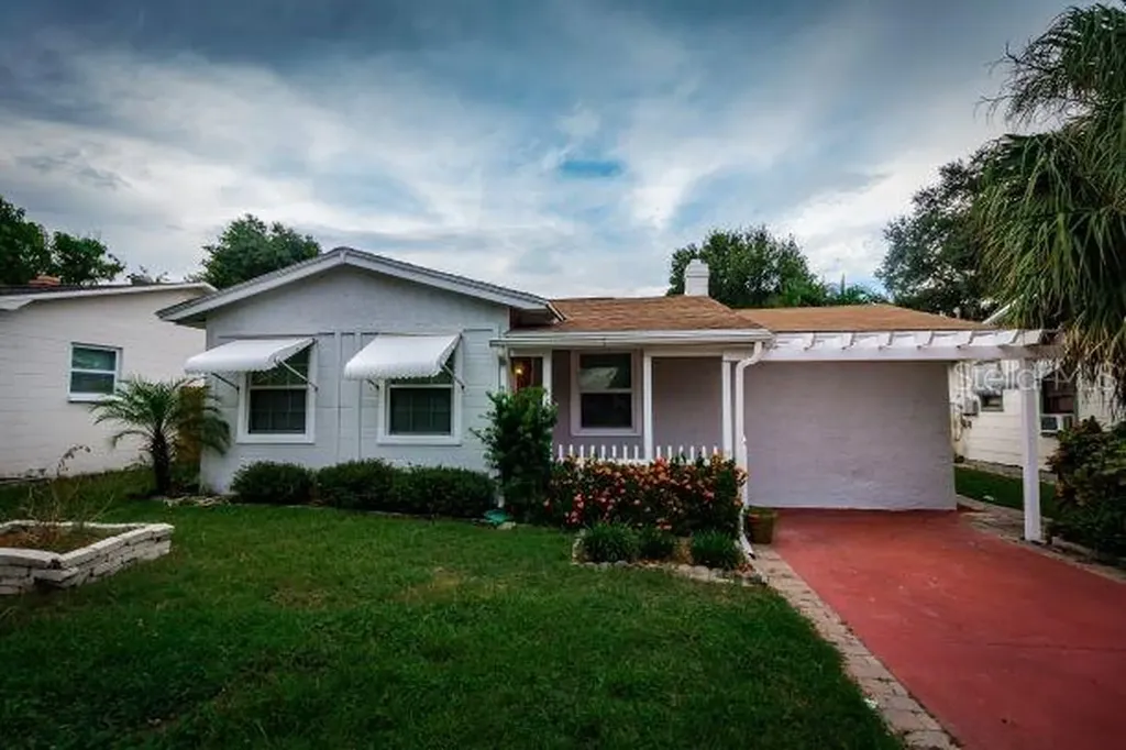 541 38th Avenue N St Petersburg FL 33704