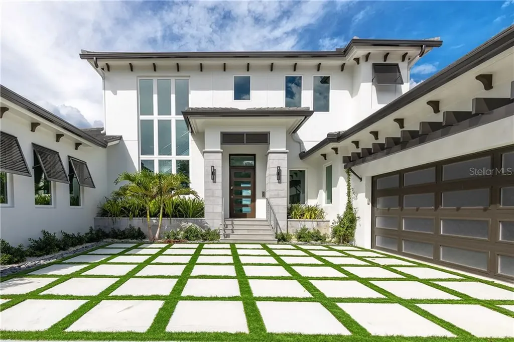 2010 Carolina Circle NE St Petersburg FL 33703