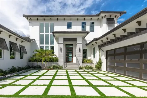 2010 Carolina Circle NE St Petersburg FL 33703