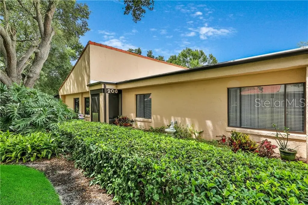 208 Valencia Court N Plant City FL 33566