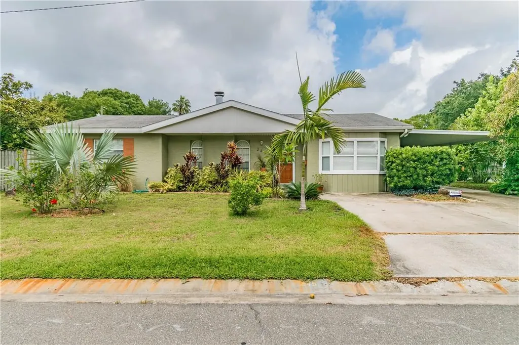 245 NW Lincoln Circle N St Petersburg FL 33702
